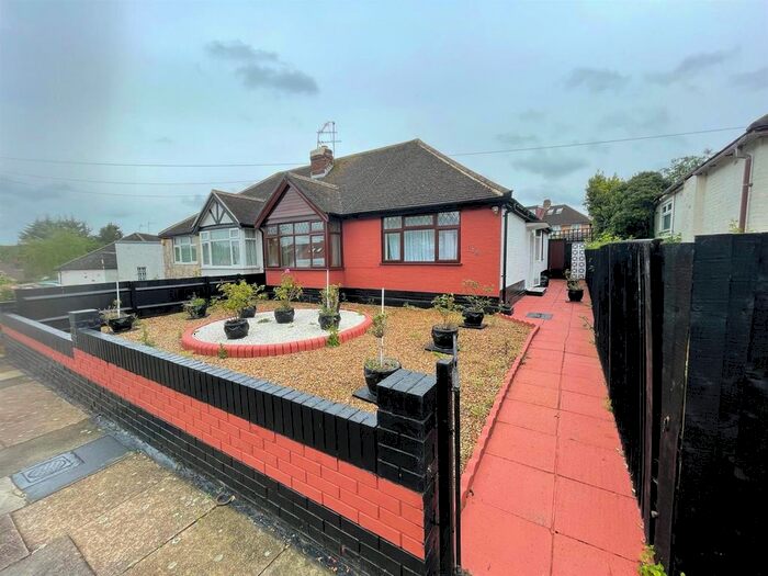 3 Bedroom Property To Rent In Warwick Avenue, Edgware, HA8