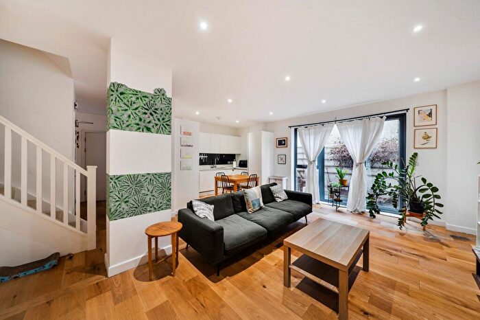 3 Bedroom Flat For Sale In Waleorde Road, London, SE17