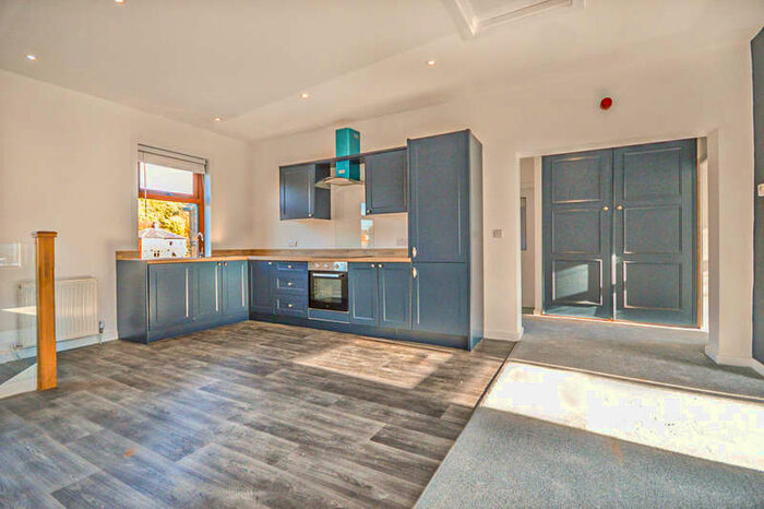 2 Bedroom Flat To Rent In Wakefield Road, Huddersfield, HD5