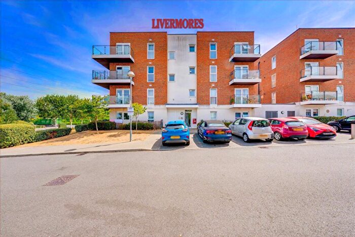 2 Bedroom Flat For Sale In Alcock Crescent, Crayford, Dartford, DA1