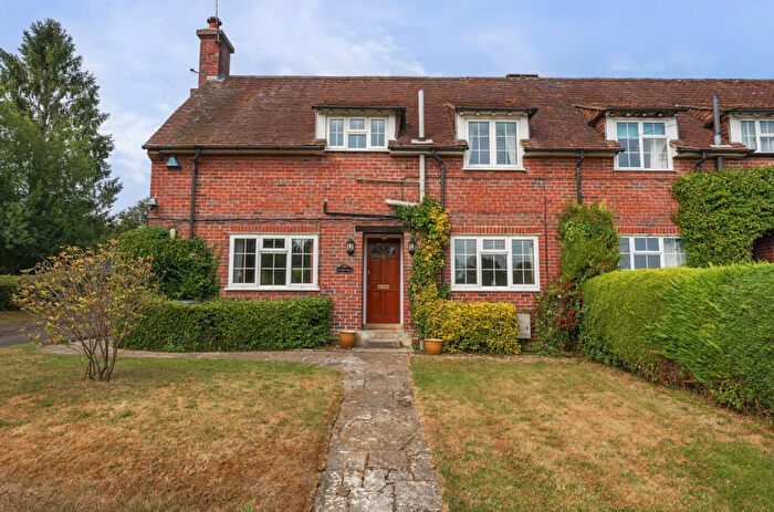 3 Bedroom Semi Detached House For Sale In Ladycroft, Alresford, Hampshire, SO24