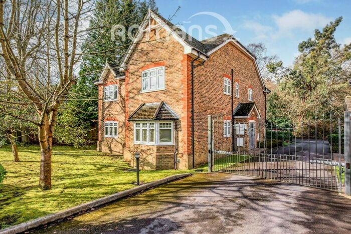 2 Bedroom Flat To Rent In Wychwood, Kings Ride, Camberley, GU15