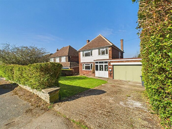 3 Bedroom Detached House To Rent In Amersham Hill Gardens, High Wycombe, Buckinghamshire, HP13