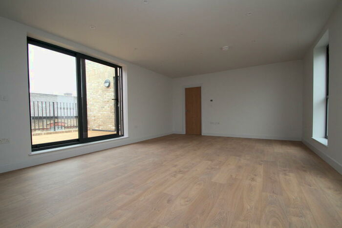 3 Bedroom Apartment To Rent In Chingford Road, London, E17