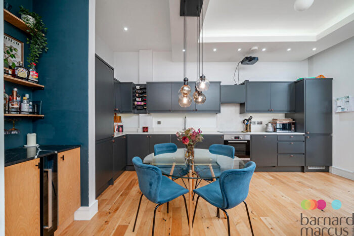 2 Bedroom Flat For Sale In High Road, London, N12