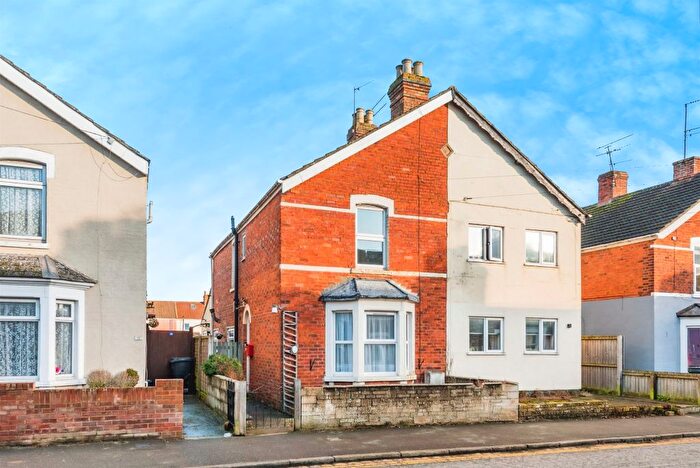 3 Bedroom Semi-Detached House For Sale In St. Marys Grove, Swindon, SN2