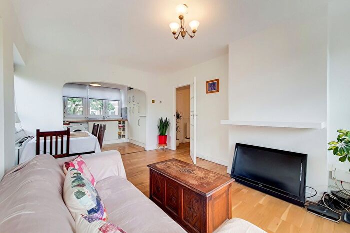 2 Bedroom Flat For Sale In Mynterne Court, Swanton Gardens, Southfields, SW19