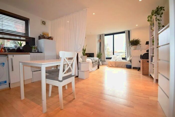 Studio To Rent In Gleneldon Road, Streatham, SW16