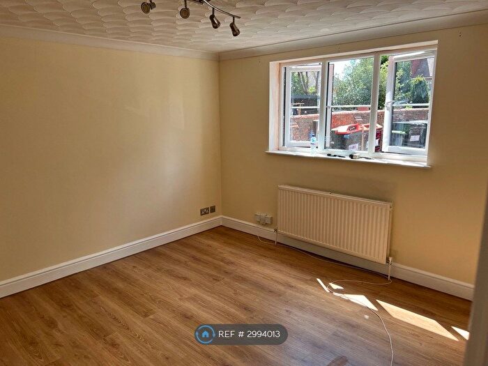 2 Bedroom Flat To Rent In Hurst Grove, Bedford, MK40