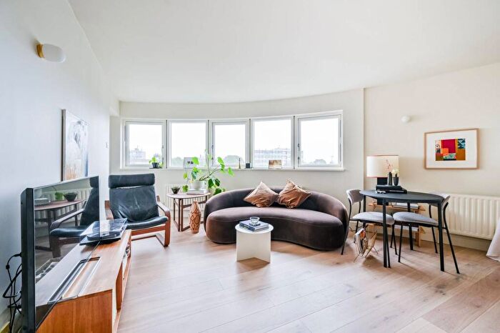 2 Bedroom Flat To Rent In Mile End Road, , Tower Hamlets, London, E1