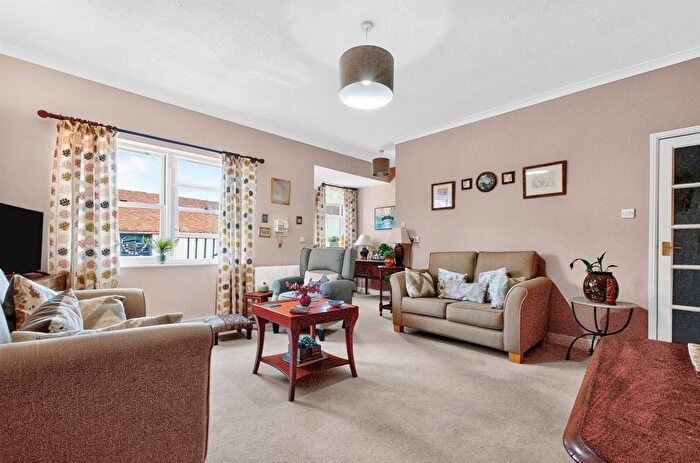 1 Bedroom Flat For Sale In High Street, Redbourn, St. Albans, AL3