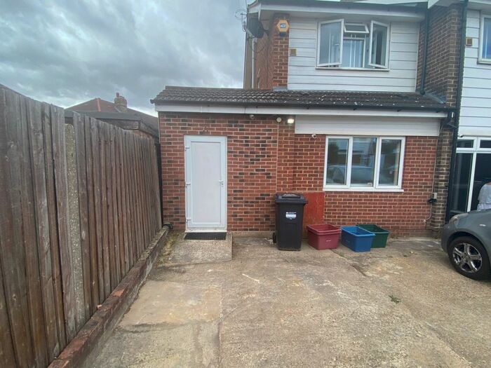 1 Bedroom Flat To Rent In Clark Way, Heston, Hounslow, TW5