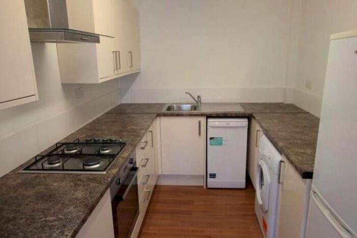 3 Bedroom Flat To Rent In Worple Road, London, SW19