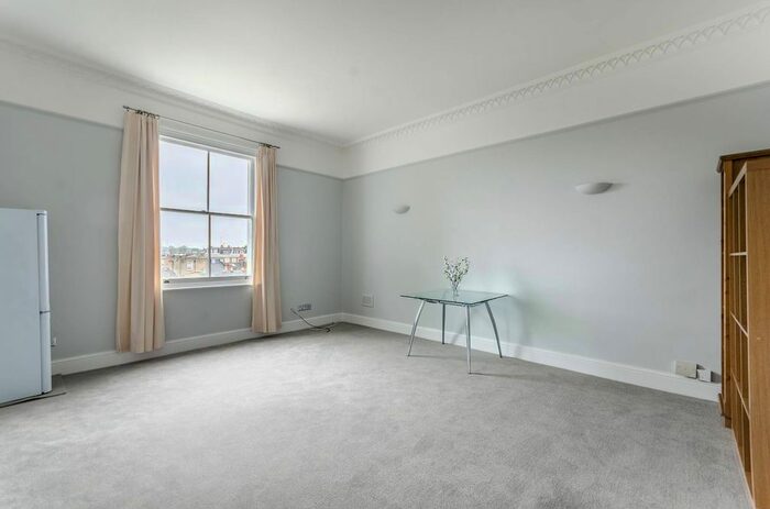 2 Bedroom Flat To Rent In Sinclair Road, Brook Green, London, W14