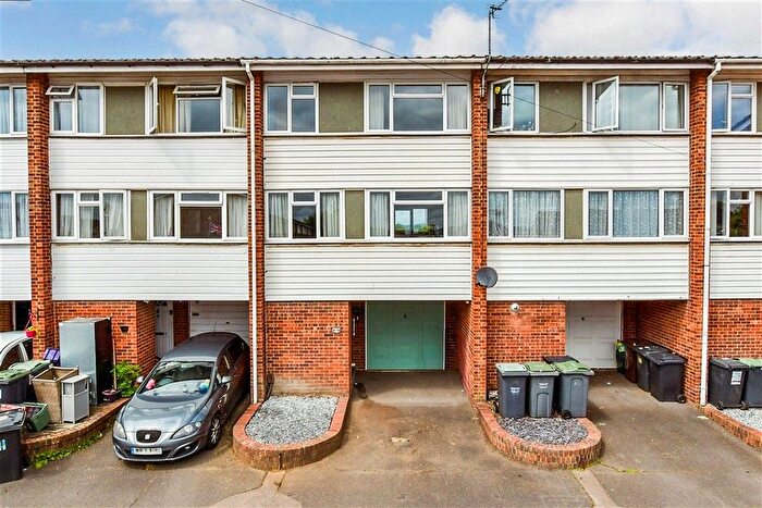 3 Bedroom Town House For Sale In Kingfisher Road, Birds Estate, Larkfield, Kent, ME20