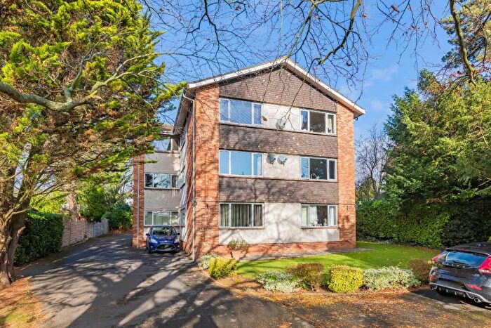 3 Bedroom Apartment To Rent In Grove Road - Coombe Dingle, BS9