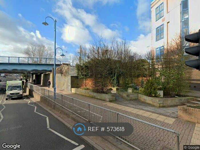 2 Bedroom Flat To Rent In Darkes Lane, Potters Bar, EN6