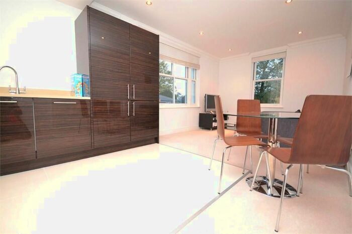 2 Bedroom Flat To Rent In Cambridge Park, Twickenham, TW1