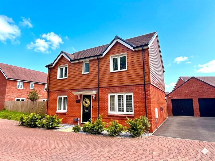 4 Bedroom Detached House For Sale In Monks Brook Road, Curbridge, SO30