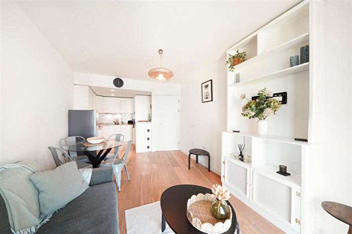 1 Bedroom Flat To Rent In Lombard Road, SW11