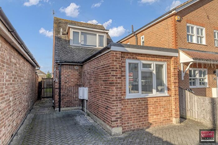 2 Bedroom Chalet For Sale In Warwick Road, Ashford, TW15