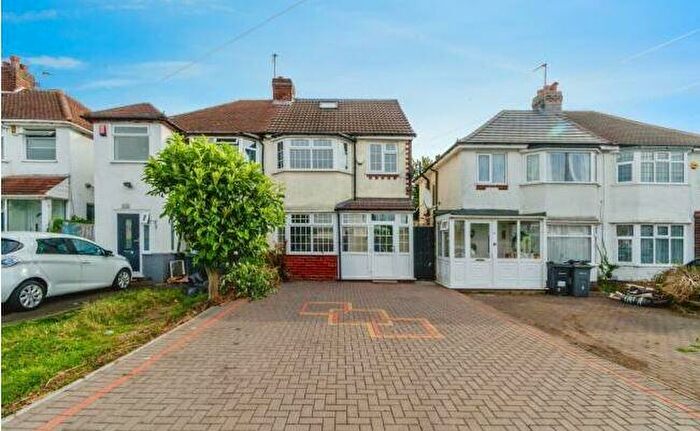 4 Bedroom Semi-Detached House To Rent In Nevin Grove, Great Barr, B42