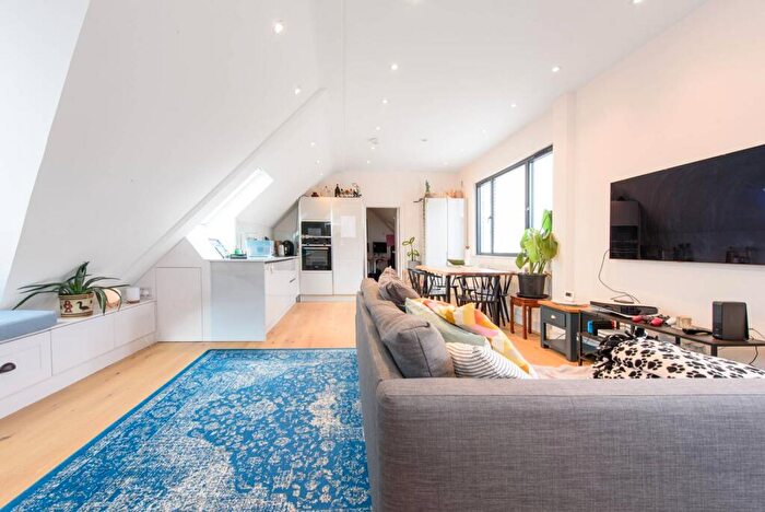 2 Bedroom Flat For Sale In Woodstock Road, Golders Green, London, NW11