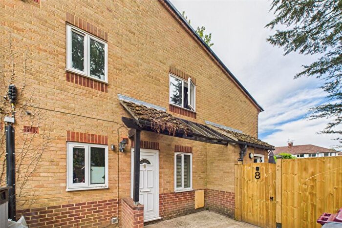 2 Bedroom Maisonette For Sale In Burdett Court, Reading, Berkshire, RG2