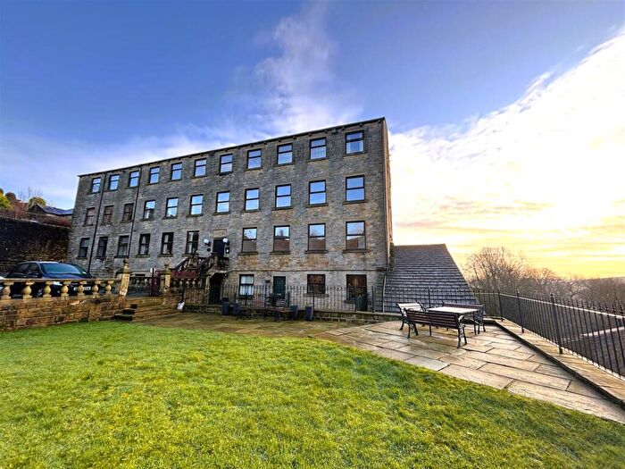3 Bedroom Apartment For Sale In Apartment, New Mill, Kell Lane, Wainstalls, HX2