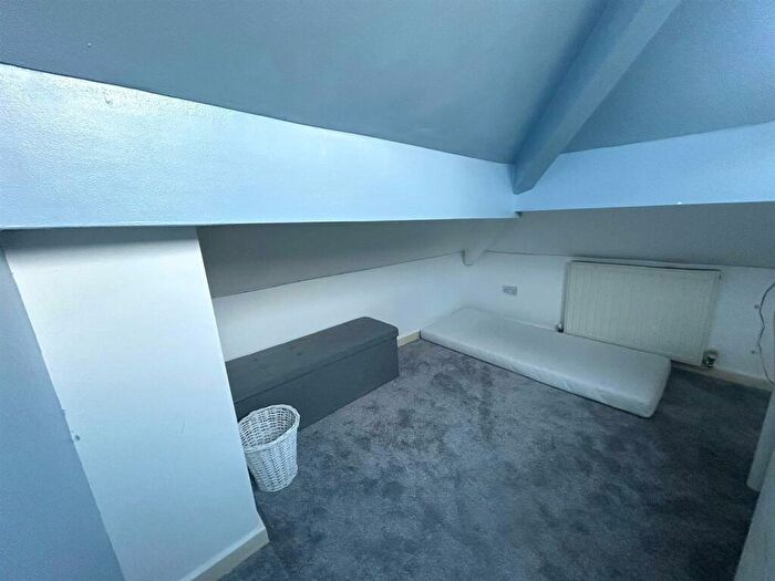 2 Bedroom End Of Terrace House To Rent In Incline Road, Oldham, OL8