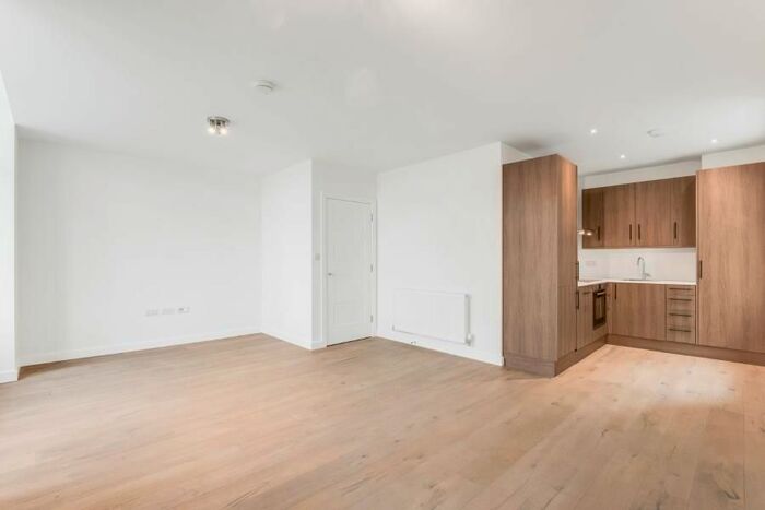 2 Bedroom Flat To Rent In Frobisher Road, London, N8