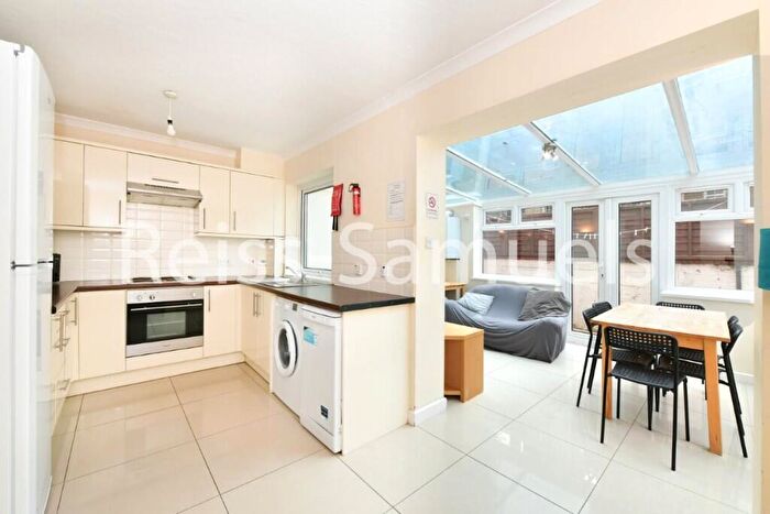 5 Bedroom Town House To Rent In Barnfield Place, London, E14