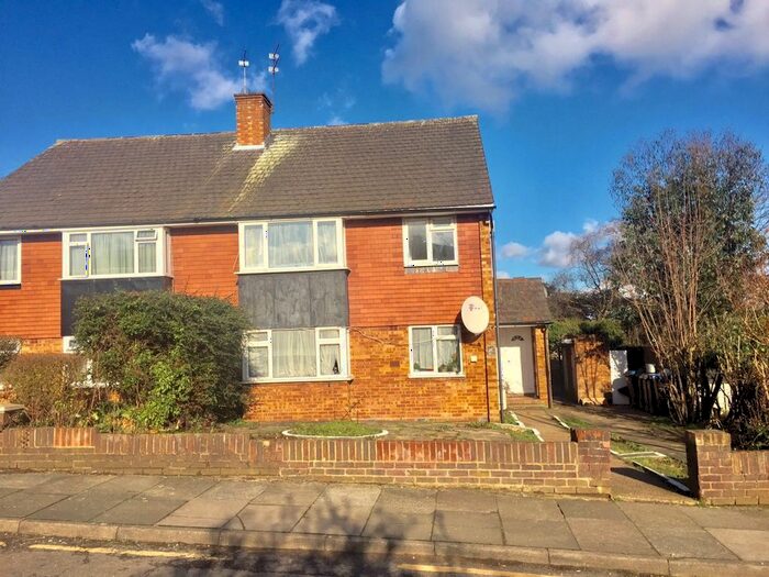 2 Bedroom Flat To Rent In Gerrards Close, London, N14