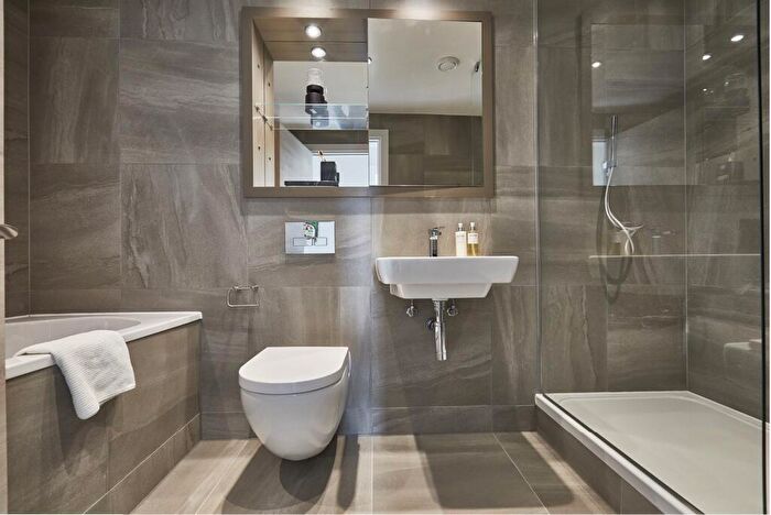 3 Bedroom Apartment To Rent In Rochdale Road, Manchester, Greater Manchester, M4