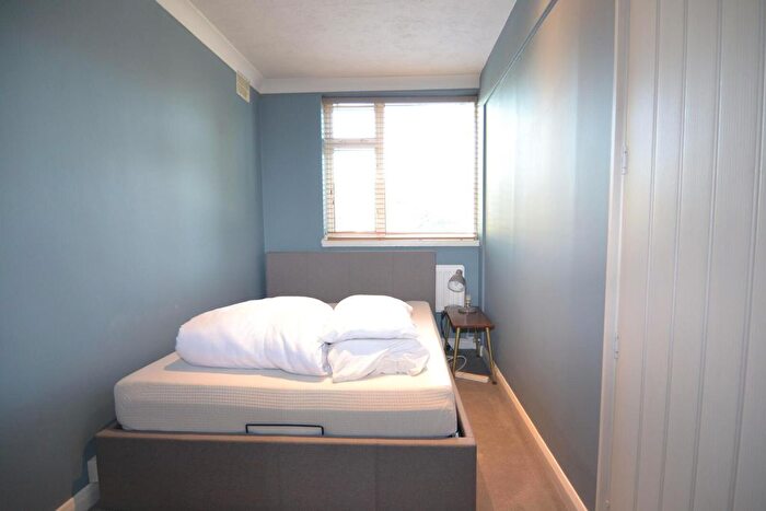 1 Bedroom Flat To Rent In Tabard House, Upper Teddington Road, KT1