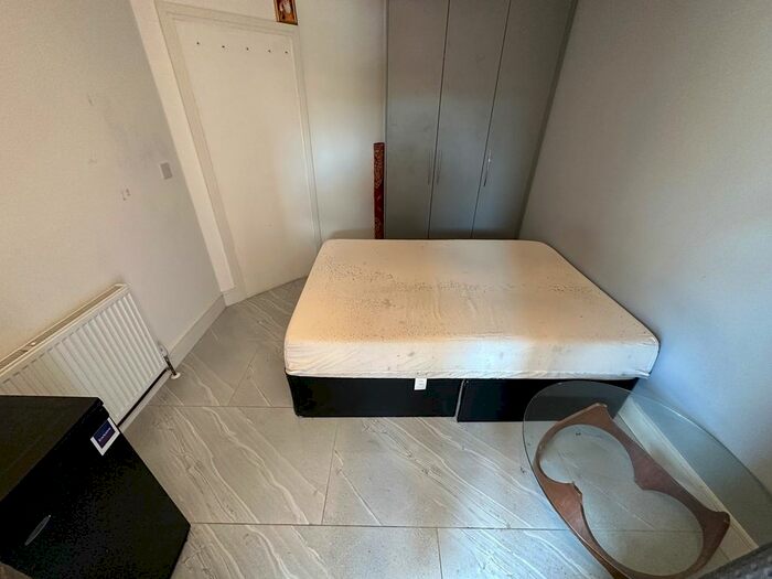 1 Bedroom Studio To Rent In Orchard Avenue, Hounslow, TW5