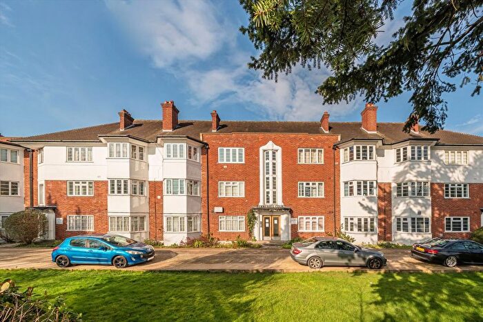 3 Bedroom Flat To Rent In Great West Road, Hounslow, TW5