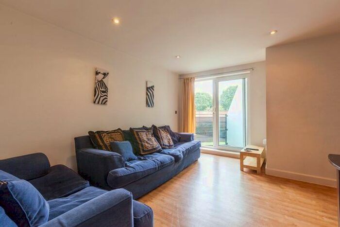 2 Bedroom Flat To Rent In Hereford Road, Bow, London, E3