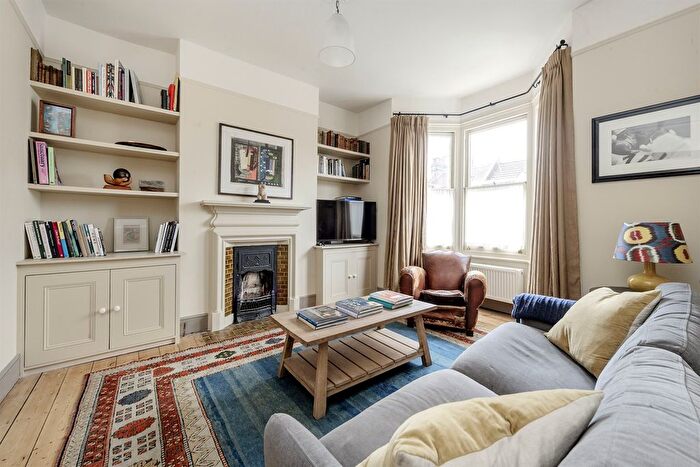 3 Bedroom Maisonette To Rent In Eynham Road, W12