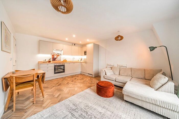2 Bedroom Flat For Sale In Bradstock Road, Homerton, E9