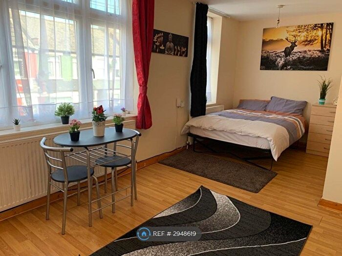 Studio To Rent In Rosebery Avenue, London, N17