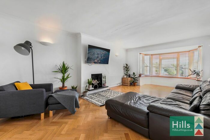 3 Bedroom Flat To Rent In The Knoll, Beckenham, BR3