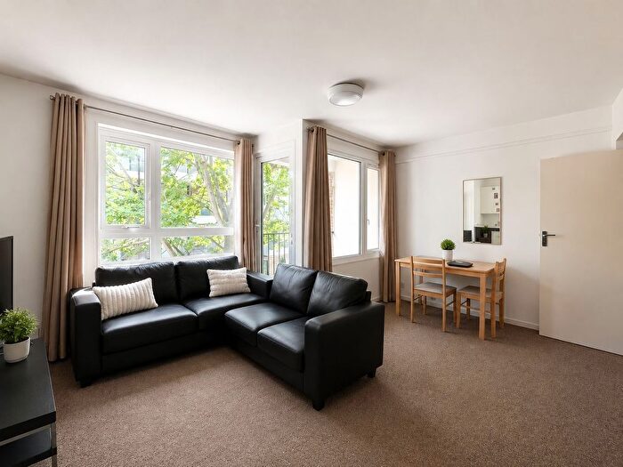 3 Bedroom Flat To Rent In Clarence Crescent, London, SW4