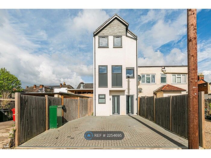 1 Bedroom Flat To Rent In Service Road, Addlestone, KT15