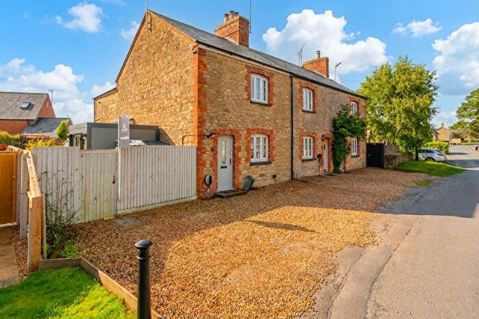 3 Bedroom End Of Terrace House For Sale In High Street, Paulerspury, NN12