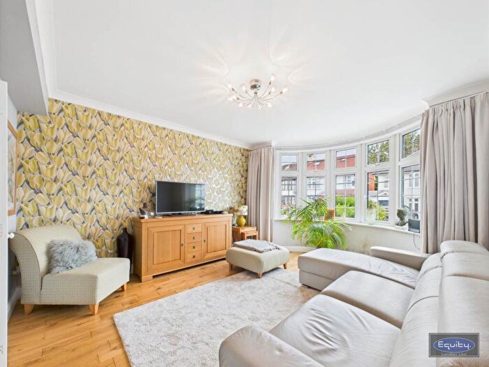 4 Bedroom Semi Detached House For Sale In Darwin Road, Welling, Kent, DA16