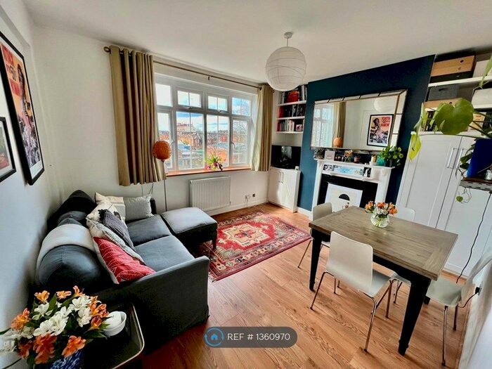 2 Bedroom Flat To Rent In Moira Court, London, SW17