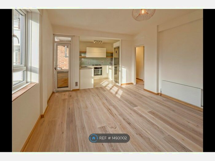 3 Bedroom Flat To Rent In Albert Drive, London, SW19