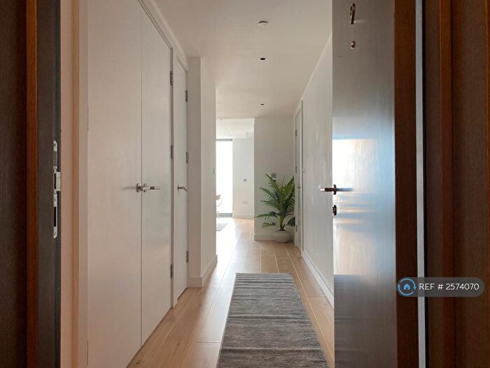 1 Bedroom Flat To Rent In Landmark Pinnacle, London, E14