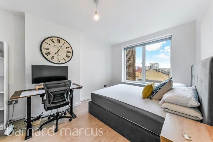 2 Bedroom Flat For Sale In Garratt Lane, London, SW18